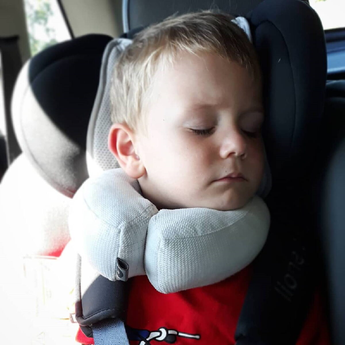 poduszka podróżna grey na chłopcu śpiącym