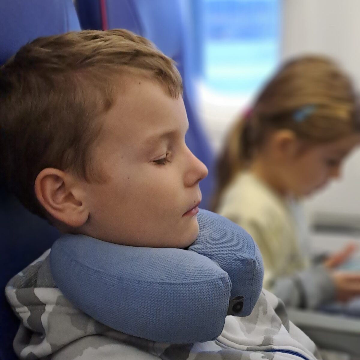 poduszka podróżna dla dzieci Denim M samolot śpiący chłopiec