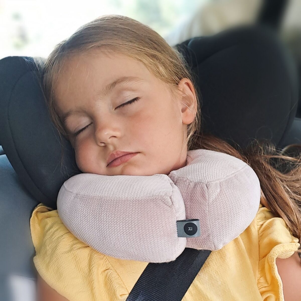 różowa poduszka do samochodu dla dziecka