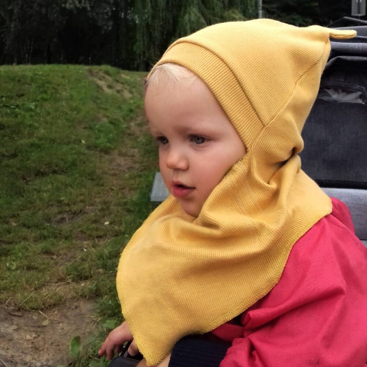mały chłopiec w czapce mustard s
