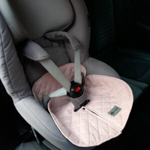 wkładka wodoodporna do fotelika na czas odpieluchowania różowa podróż z dzieckiem