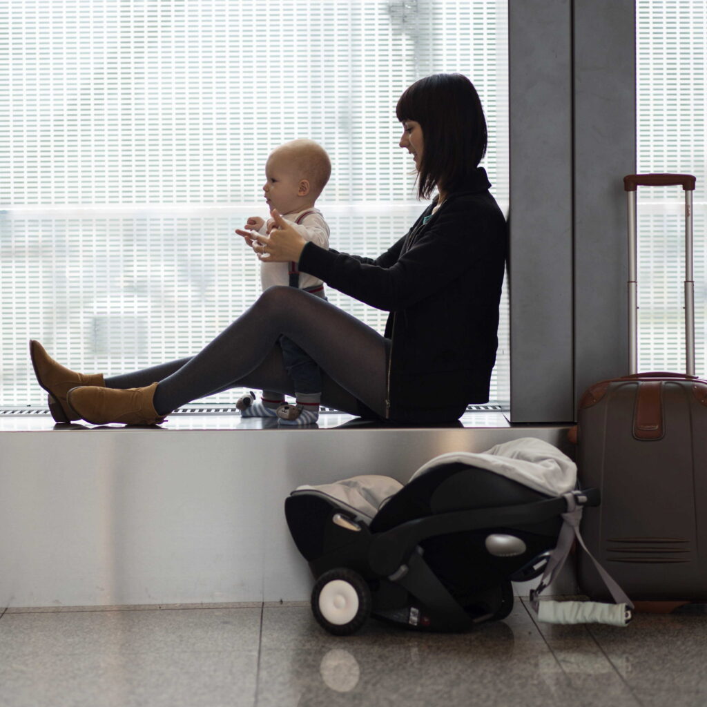 matka z dzieckiem na lotnisku w oczekiwaniu na podróż samolotem