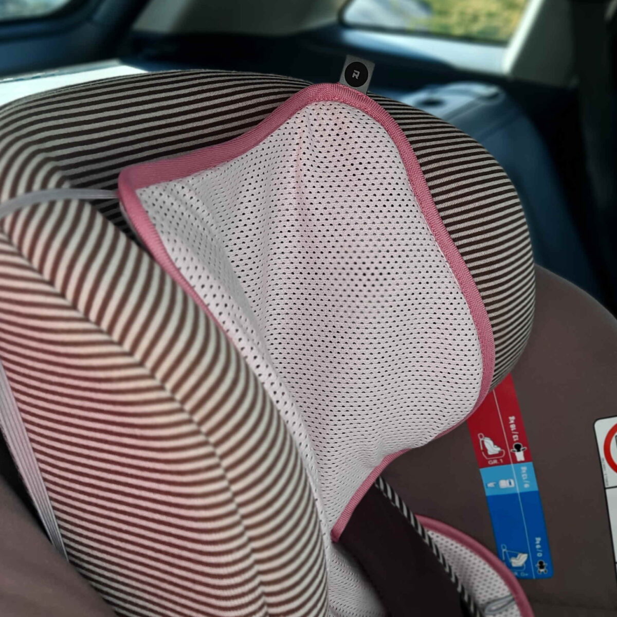 różowa wkładka M oddychająca w foteliku samochodowym zagłówek z gumkami
