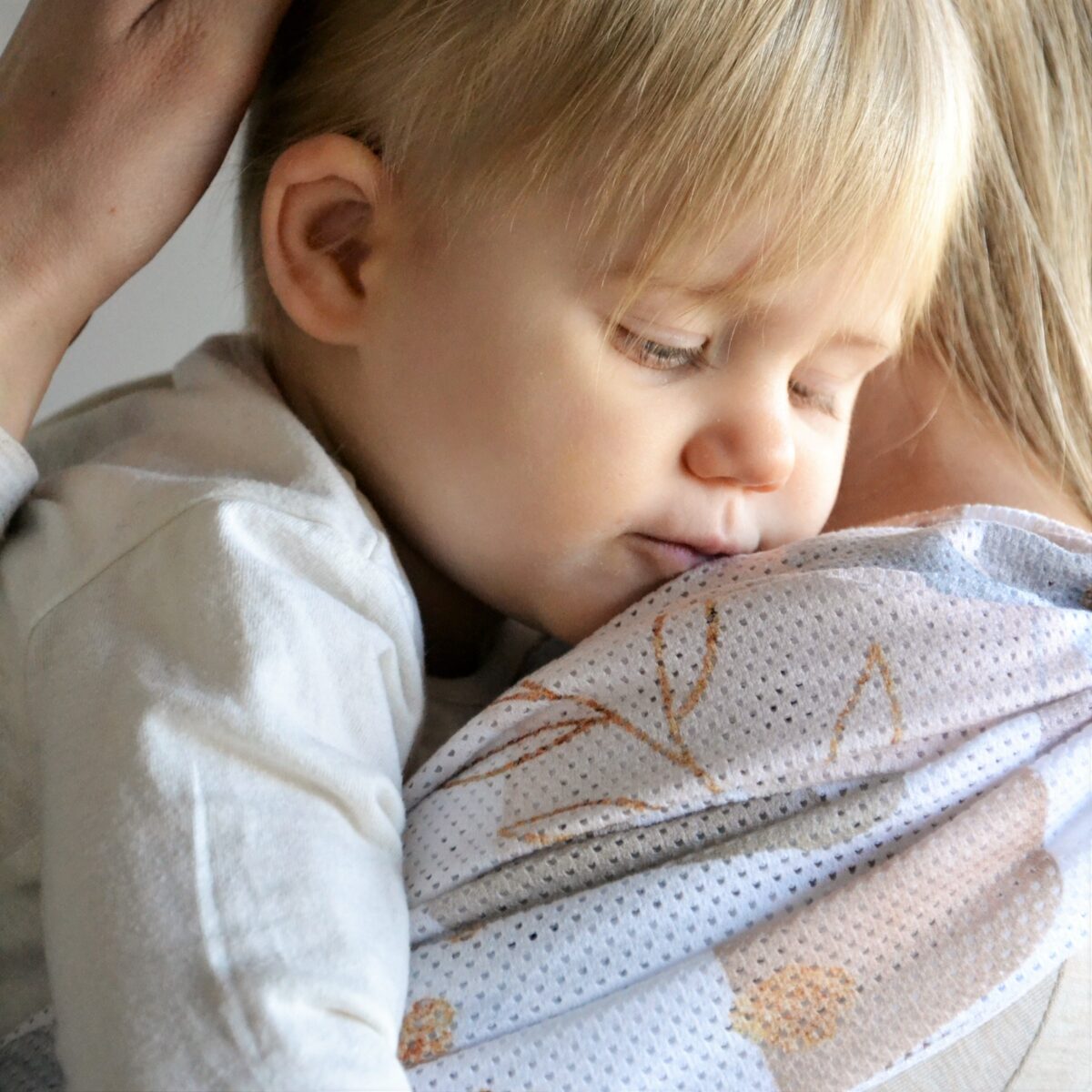 chusta do karmienia na ramieniu dziecko oparte o ramie