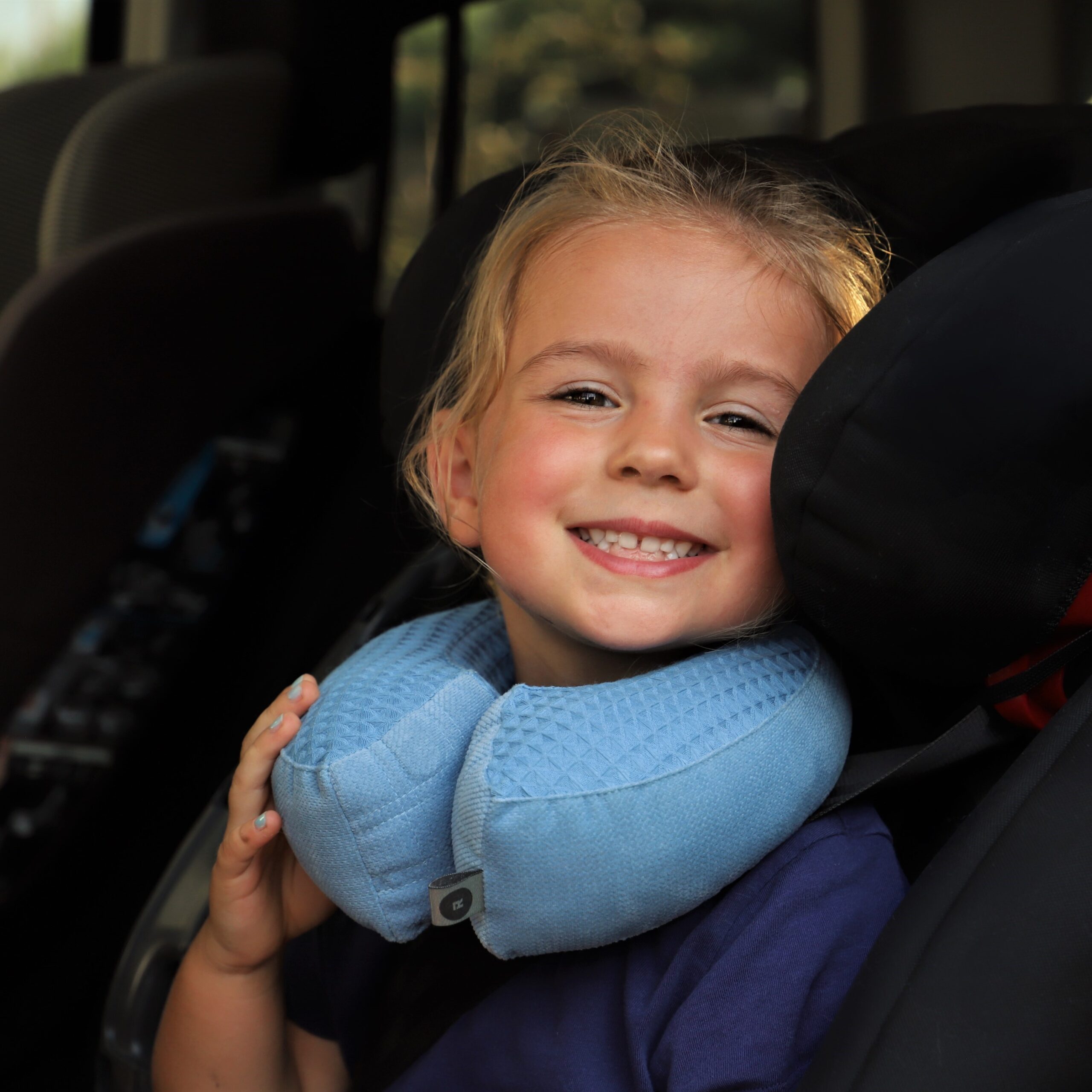 rollersy poduszka podróżna na uśmiechniętej dziewczynce
