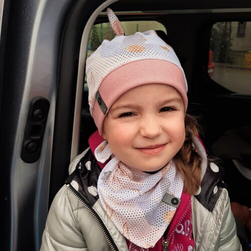 czapka i chustka dla dziecka na dziewczynce