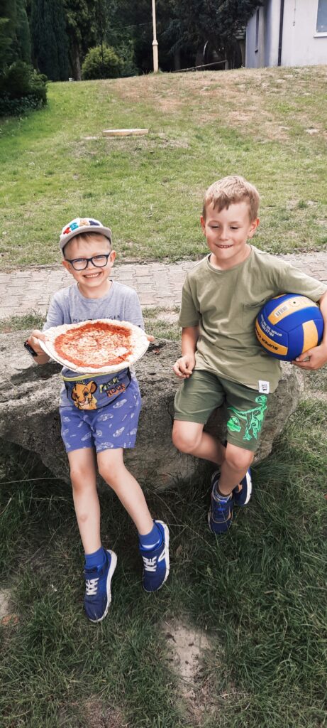 dzieci z pizzą