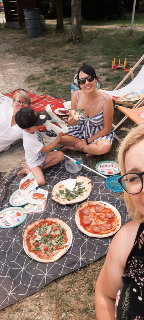pizza i jedzące kobiety