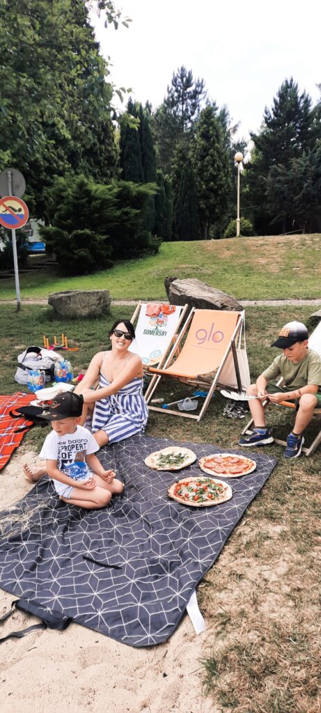 piknik na plaży z pizzą