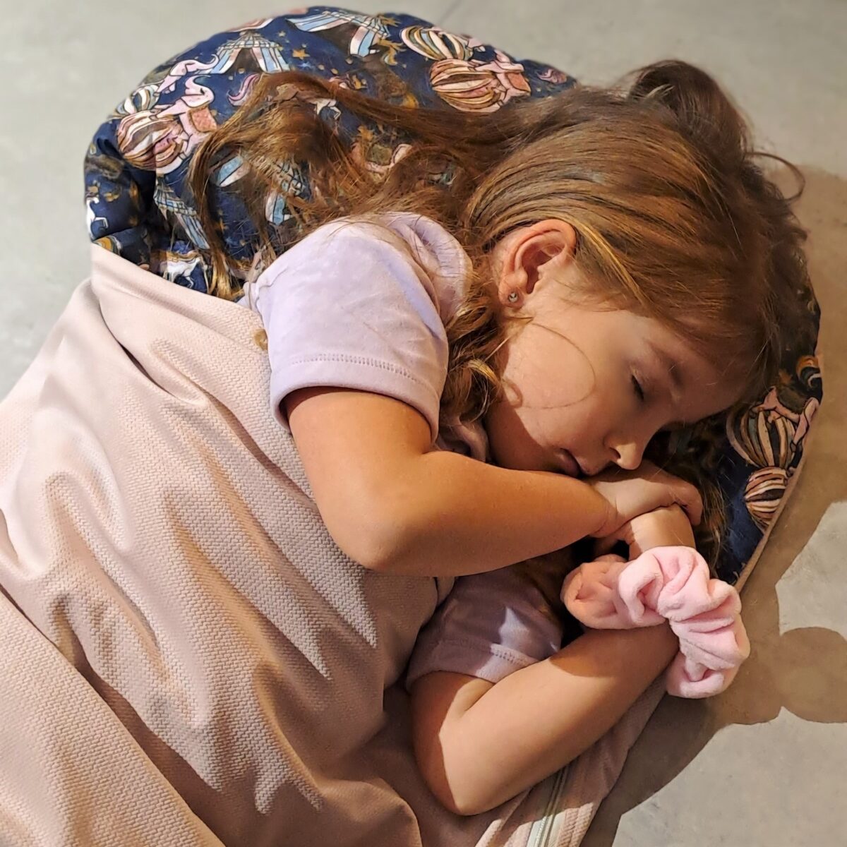 śpiworek do spania do przedszkola śpiące dziecko zoom