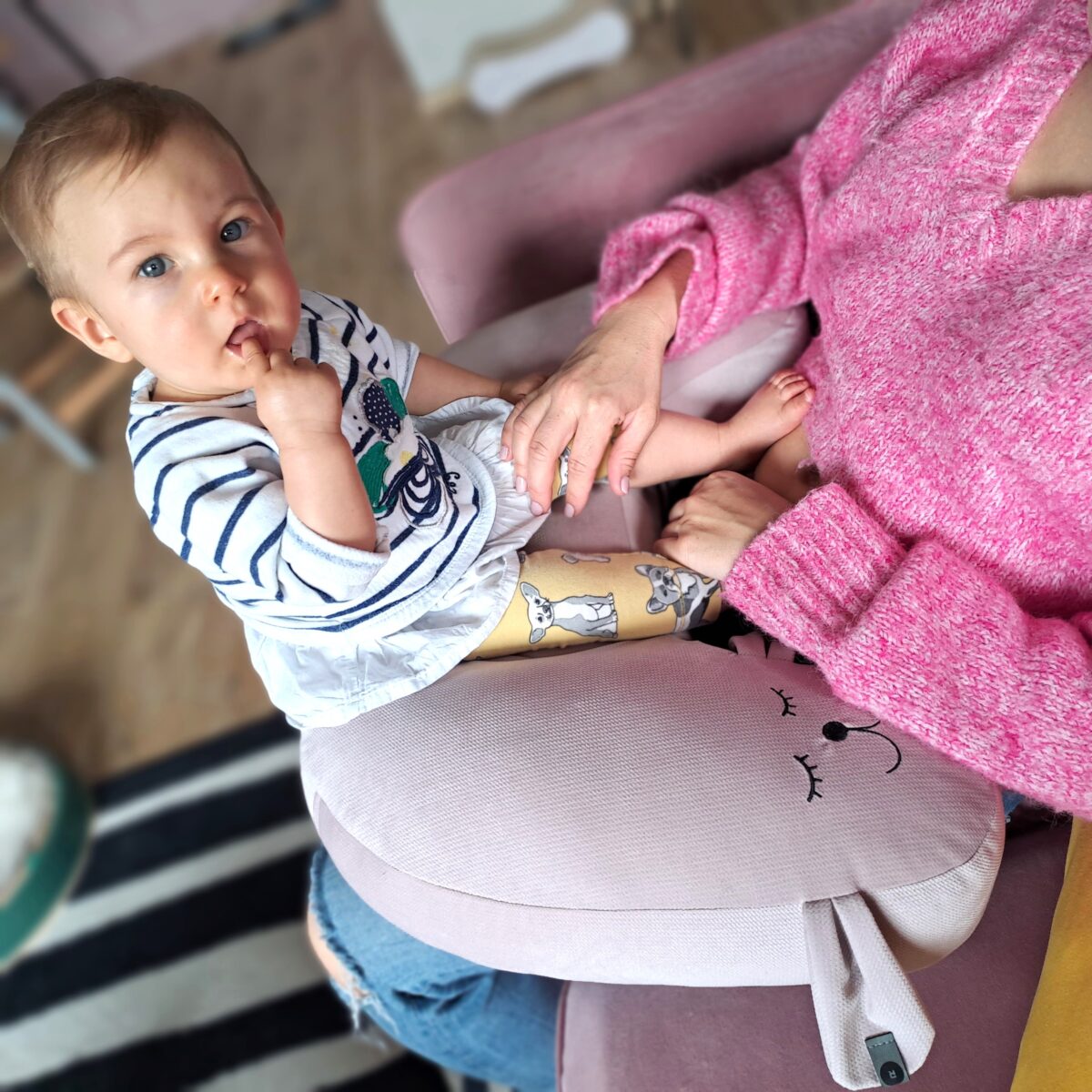poduszka do karmienia rose puf dziecko siedzące na poduszce