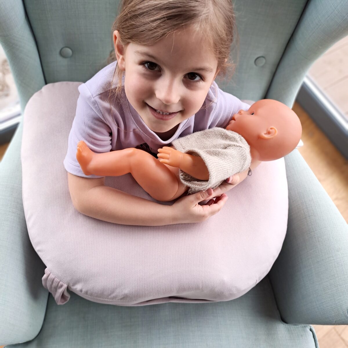poduszka do karmienia dziewczynka z lalką